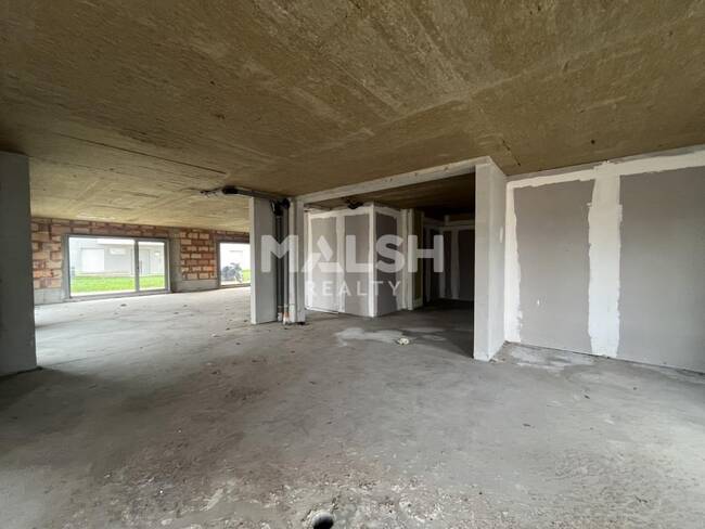 MALSH Realty & Property - Local commercial - Extérieurs NORD (Villefranche / Belleville) - Anse - 1