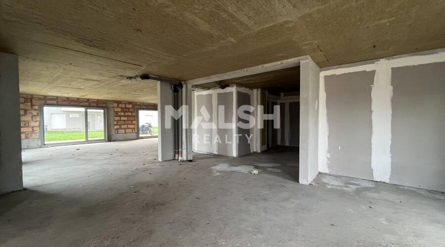 MALSH Realty & Property - Local commercial - Extérieurs NORD (Villefranche / Belleville) - Anse - 1