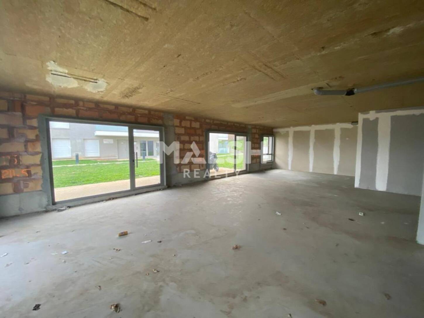 MALSH Realty & Property - Local commercial - Extérieurs NORD (Villefranche / Belleville) - Jassans-Riottier - 2