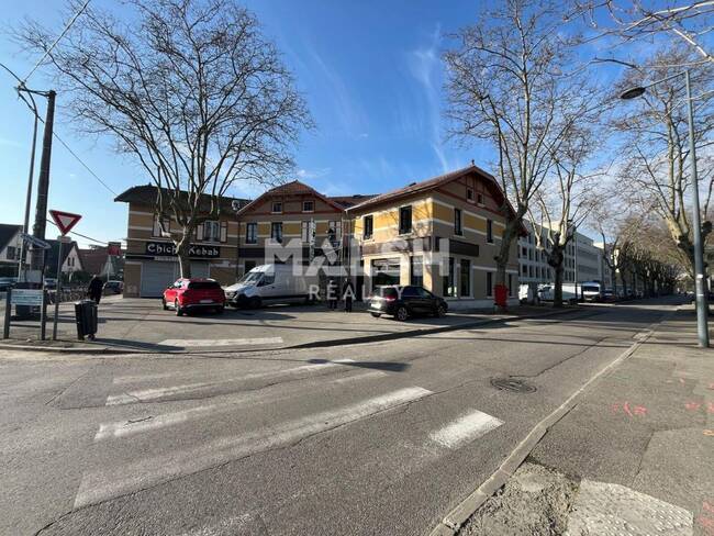MALSH Realty & Property - Local commercial - Carré de Soie / Grandclément / Bel Air - Villeurbanne - 1