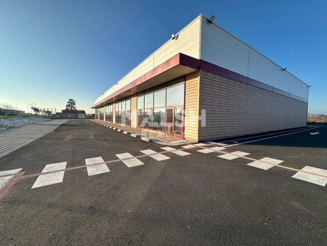 MALSH Realty & Property - Local commercial - Extérieurs OUEST (Tarare / Arbresle) - Bourges - 1