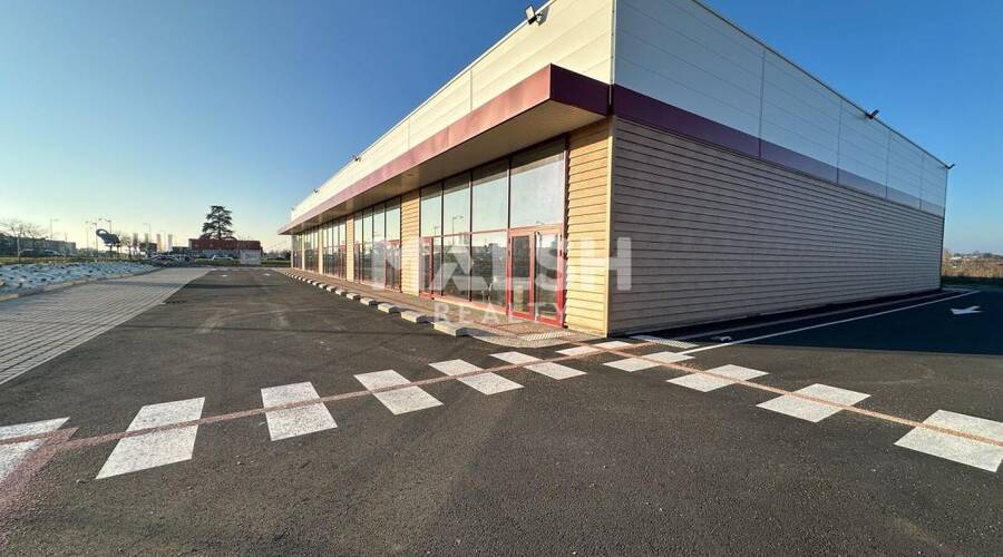 MALSH Realty & Property - Local commercial - Extérieurs OUEST (Tarare / Arbresle) - Bourges - 1