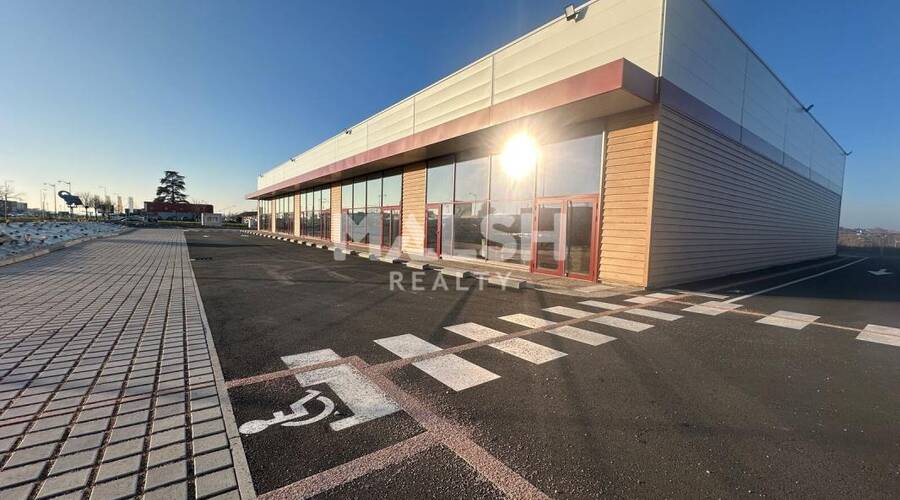 MALSH Realty & Property - Local commercial - Extérieurs OUEST (Tarare / Arbresle) - Bourges - 4